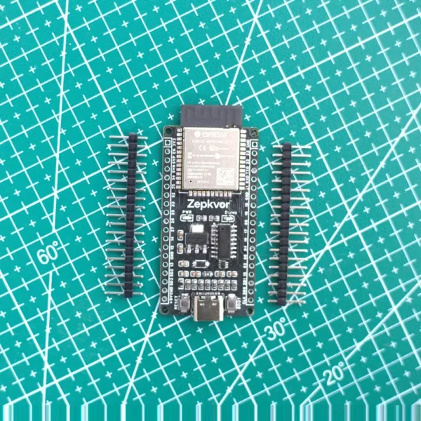 afaa3e5edf73253e15f4cc87aac4f0904e8273ed41c1f4520360b4bf1c024f94 Close-up of USB-C port and CH340 chip on ZEK-05 ESP32 development board